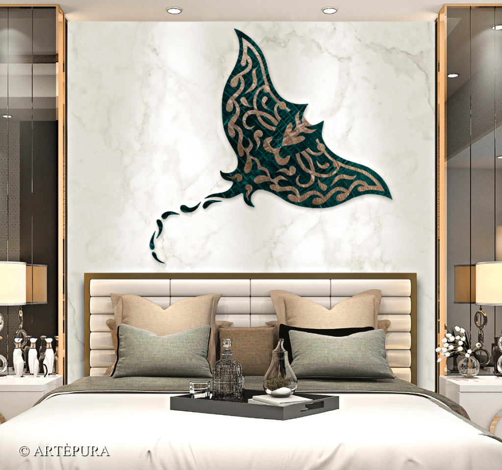 Opera Manta Ray, realizzata in Caimano colori verde e oro intarsiata con Marmo Calacatta Oro.